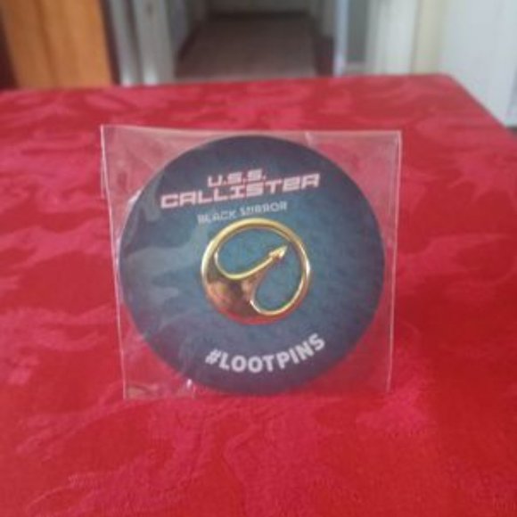 Black Mirror T-Shirt 3XL/Pin Bundle NWOT - Picture 3 of 3